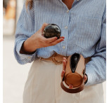Camelfarbene Tasche aus pflanzlichem Material