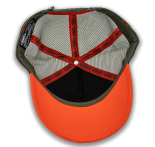 Kaki pet met vintage oranje logo