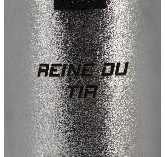 Silberfarbene Tasche aus pflanzlichem Material